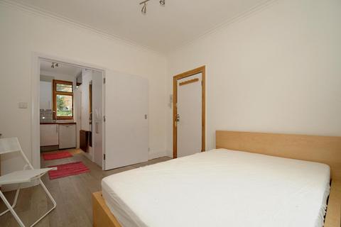 Studio to rent, Caledonian Road, Islington, London