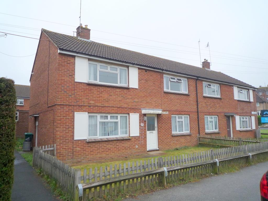 Lexden Road, Seaford, East Sussex, BN25 3BT 2 bed flat £695 pcm (£160 pw)