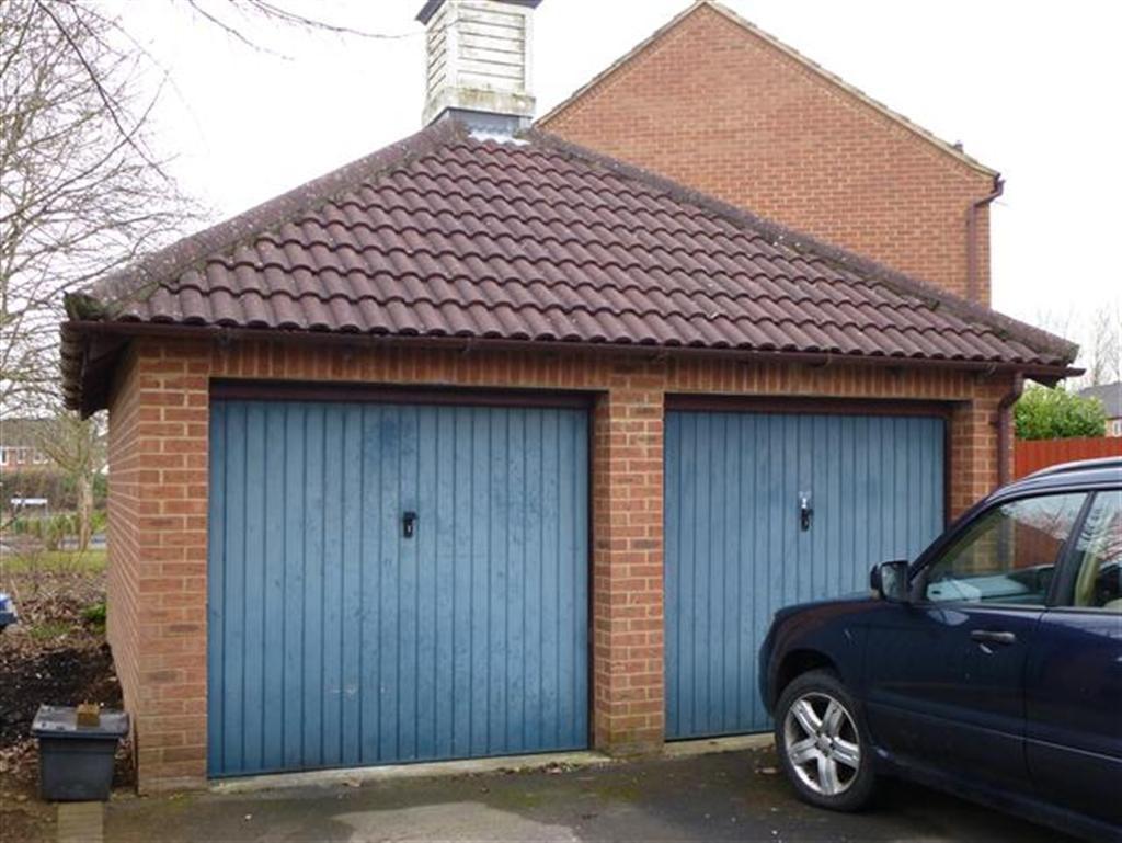 Sandown Drive, Chippenham 2 bed terraced house £725 pcm (£167 pw)