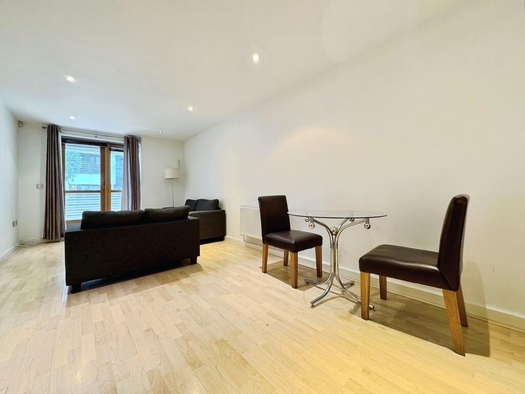 Apartment in Bowman Lane - View 4