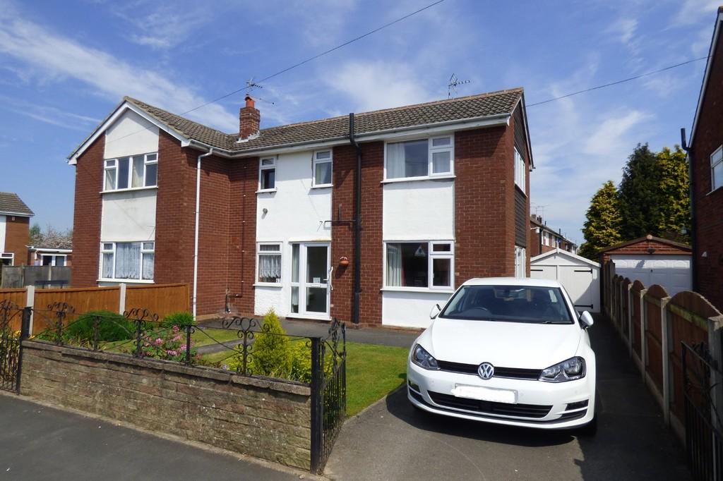 Bentley Road, Uttoxeter, Staffordshire, ST14 7NG 4 bed semidetached
