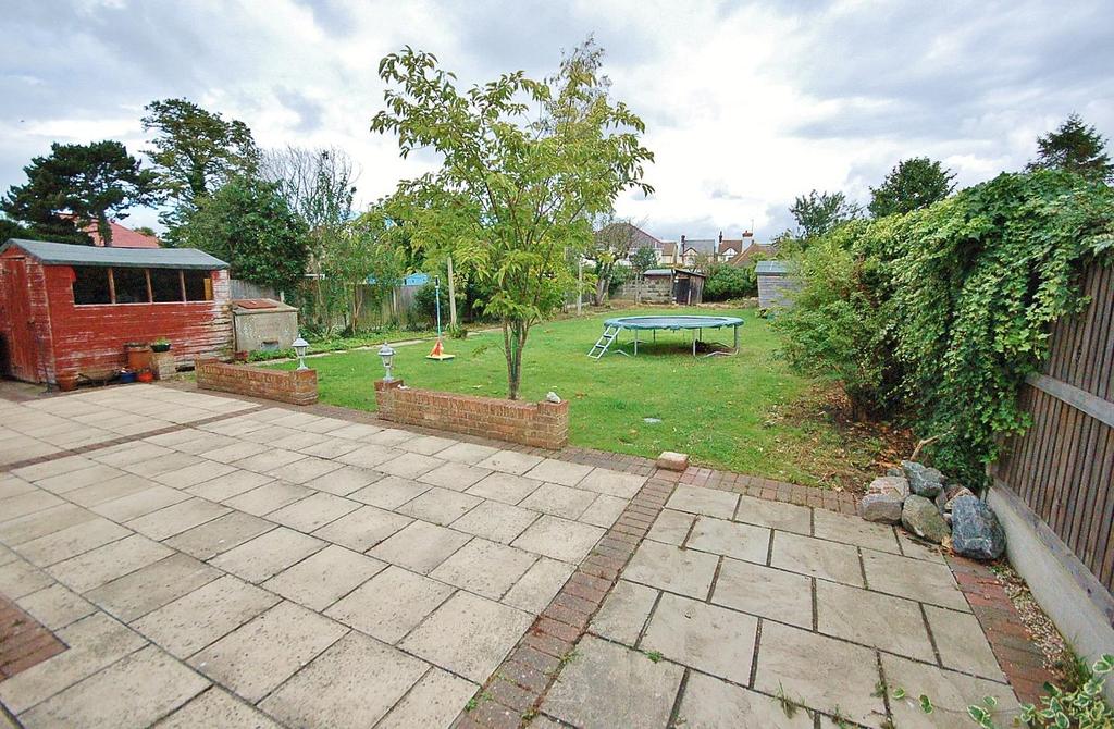 Vicarage Gardens, ClactonOnSea 4 bed detached house £329,995