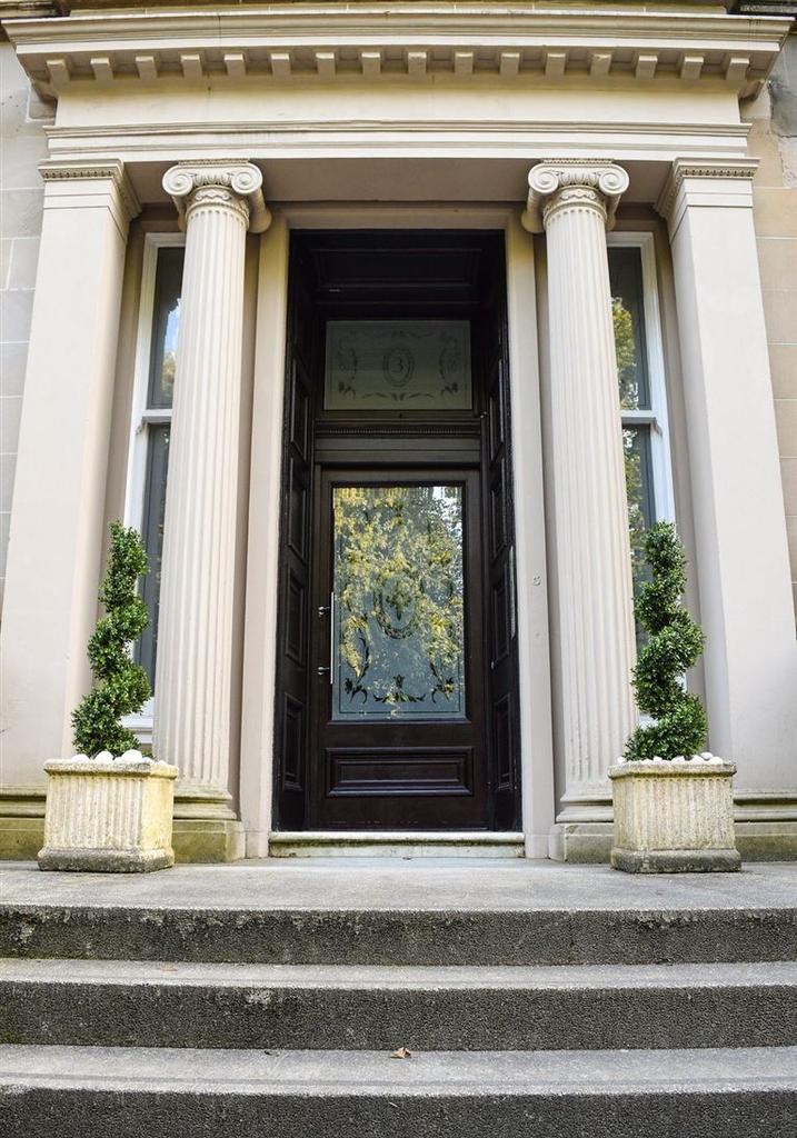 DEVONSHIRE TERRACE, GLASGOW, G12 0XE 2 bed flat £1,700 pcm (£392 pw)