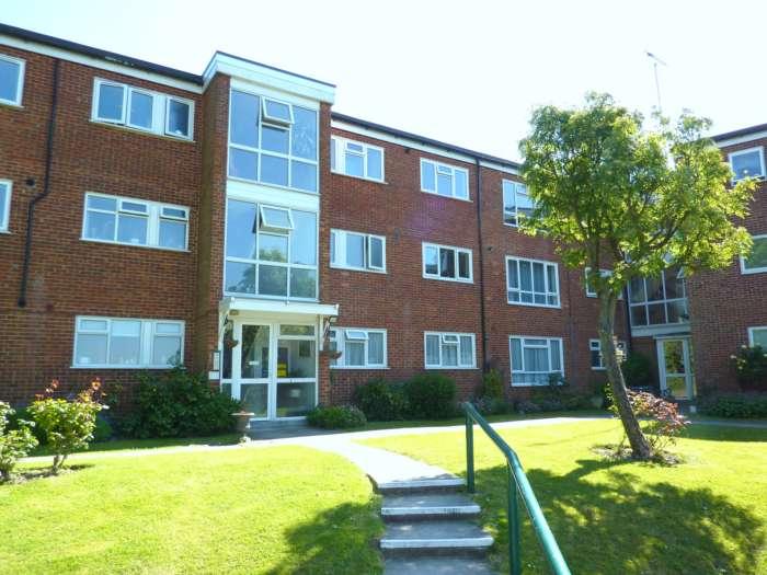 Howton Place, Bushey Heath 3 bed flat £1,300 pcm (£300 pw)