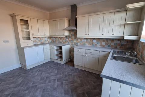 3 bedroom flat to rent, High Street, Headcorn