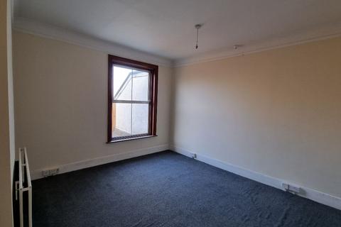 3 bedroom flat to rent, High Street, Headcorn