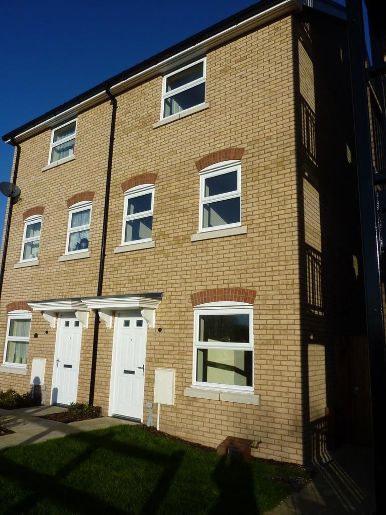 Dobede Way, Soham 4 bed semidetached house £1,100 pcm (£254 pw)