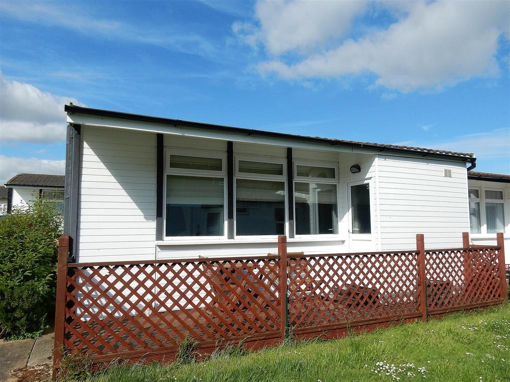 Castlehill Park, London Road, ClactonOnSea 2 bed park home £69,995