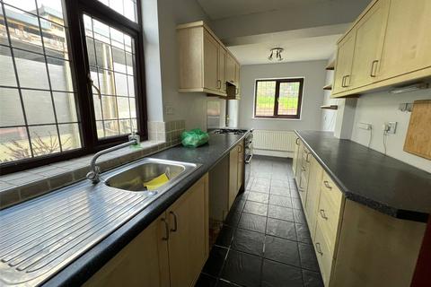 3 bedroom semi-detached house to rent, Goldthorn Avenue, Penn, Wolverhampton, WV4
