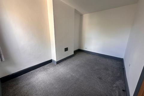 3 bedroom flat to rent, James Street, Gillingham