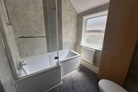 3 bedroom flat to rent, James Street, Gillingham