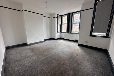 3 bedroom flat to rent, James Street, Gillingham