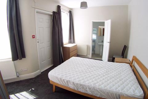 2 bedroom flat to rent, Cardigan Road, Leeds