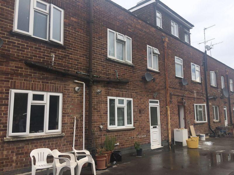 Shenley Road, Borehamwood, Herts., WD6 1DR 1 bed flat £949 pcm (£219 pw)