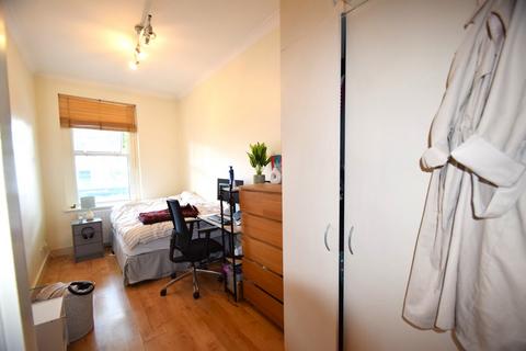 2 bedroom apartment to rent, Chiswick High Road, London