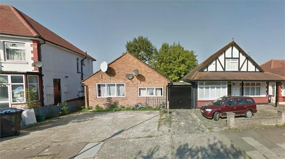Park Chase, Wembley, Greater London 4 bed detached bungalow £2,250 pcm (£519 pw)