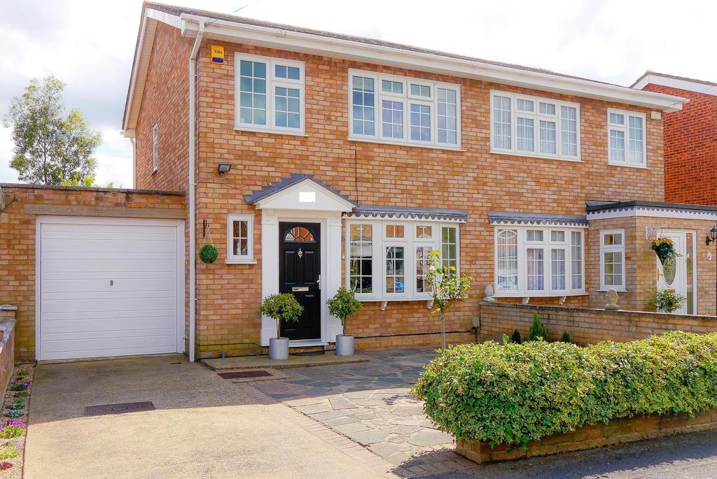 Silver Way, The Mawneys, Romford, RM7 3 bed semidetached house £389,995
