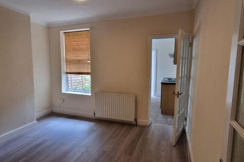 3 bedroom terraced house to rent, Kingswood Road