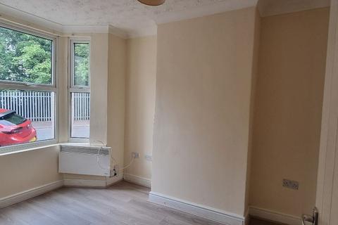 3 bedroom terraced house to rent, Kingswood Road