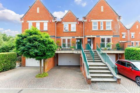 20 Pinel Close, Virginia Water, GU25 4SP