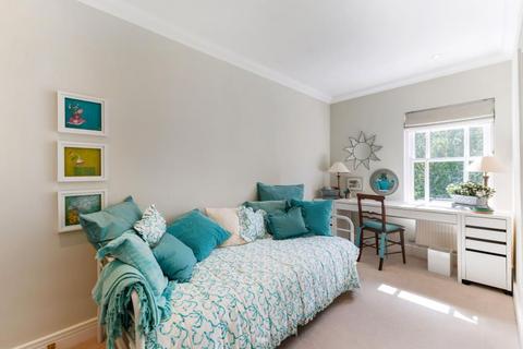 20 Pinel Close, Virginia Water, GU25 4SP