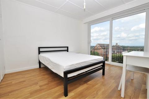 3 bedroom apartment to rent - Wilderness Road