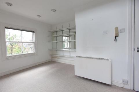 Studio to rent, Sheen Road, TW9