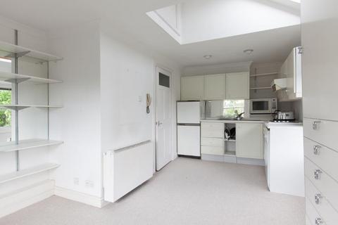 Studio to rent, Sheen Road, TW9