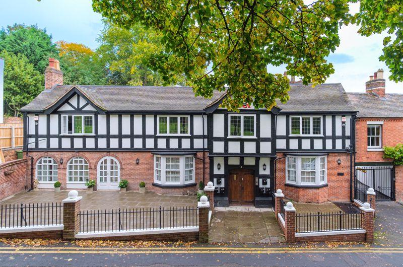 Lower Green, Tettenhall, Wolverhampton 3 bed apartment £325,000