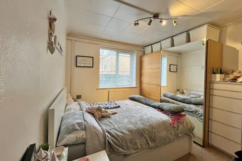 2 bedroom flat to rent, Boscombe Manor