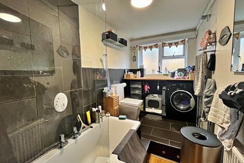 2 bedroom flat to rent, Boscombe Manor
