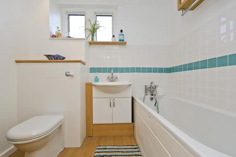 2 bedroom detached house to rent, Campbell Road, Bow, London, E3