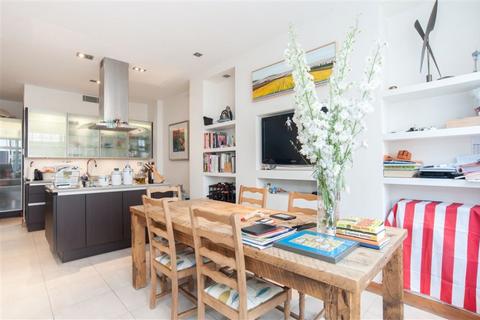3 bedroom terraced house to rent, Princess Mews, Belsize Park, NW3