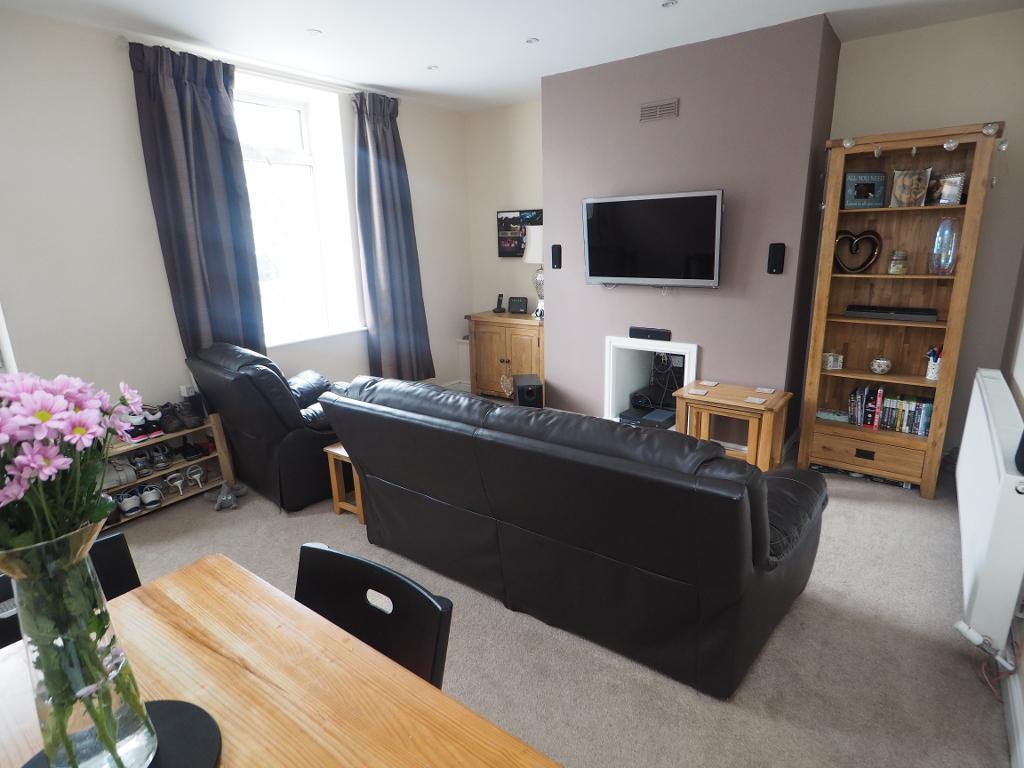 Buxton Road, New Mills, High Peak, Derbyshire, SK22 3JT 3 bed terraced