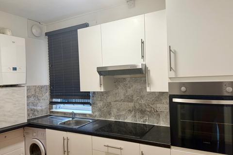 Studio to rent, Palmerston Road, Wood Green N22