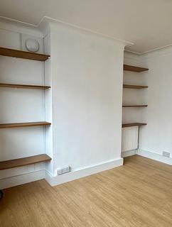 Studio to rent, Palmerston Road, Wood Green N22