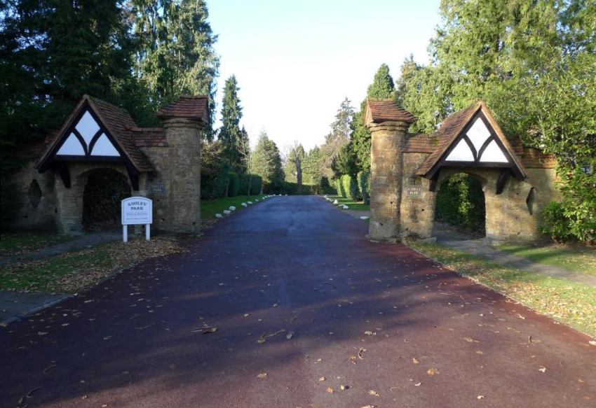 Ashley Park, WaltononThames KT12 5 bed detached house for sale £