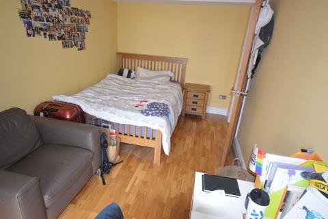 3 bedroom flat to rent, Caledonian Road, London