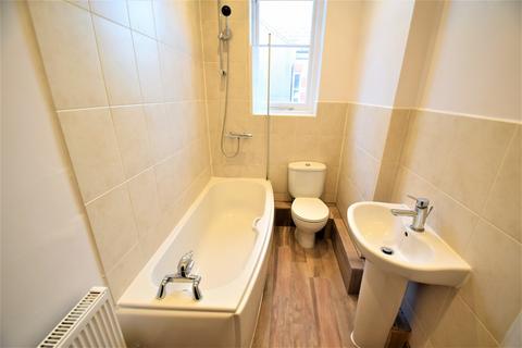 2 bedroom apartment to rent, Chiswick High Road, W4