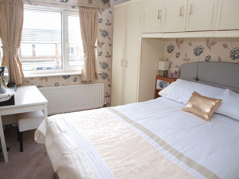 Eafield Avenue, Milnrow, OL16 3UN 3 bed semidetached house £130,000