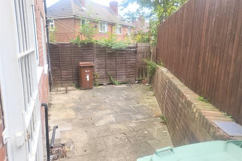 2 bedroom semi-detached house to rent, Greenview Close, Leeds LS9