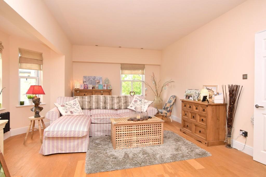 West Lodge Road, Lexden, Colchester 2 bed flat £895 pcm (£207 pw)