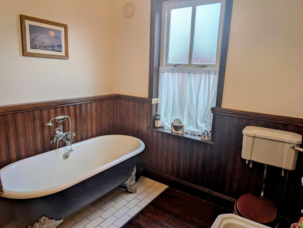 38-rose-ave-bathroom-2.jpg