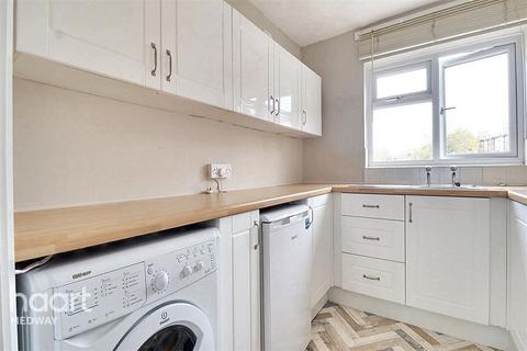 2 bedroom flat to rent, Sunderland Close, Rochester