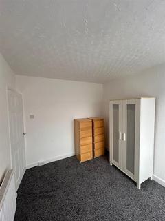 3 bedroom semi-detached house to rent, Kirby Avenue, Chadderton, Oldham