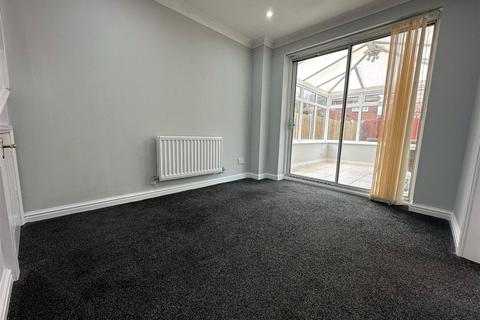 3 bedroom detached house to rent, Woodlea Gardens, Meanwood, Leeds