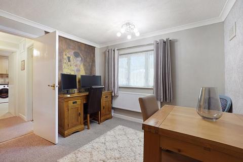 2 bedroom apartment to rent, Hornbeam Avenue, Chatham