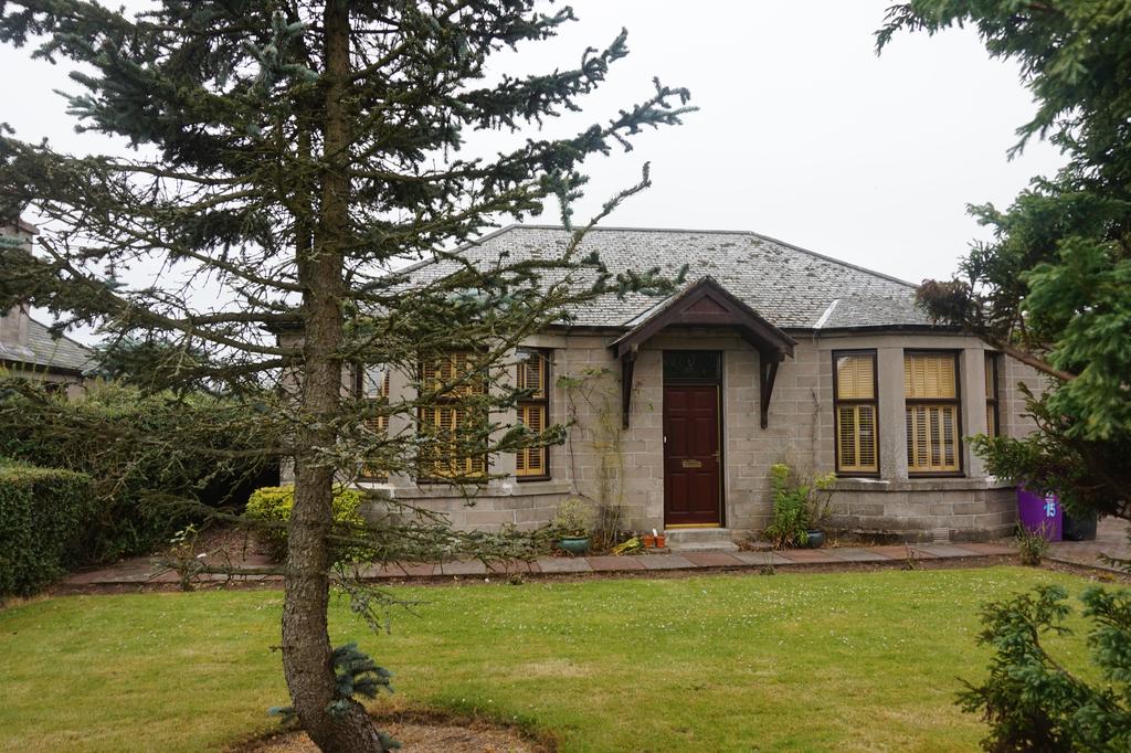 Taylor street, Forfar DD8 3 bed detached house £750 pcm (£173 pw)