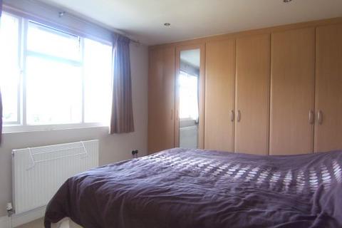 3 bedroom apartment to rent, Morecambe Gardens, Stanmore, HA7