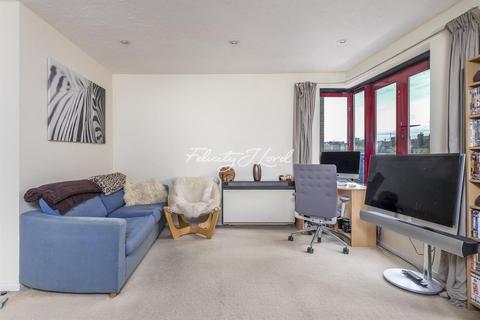 Studio to rent, Towerside, E1W